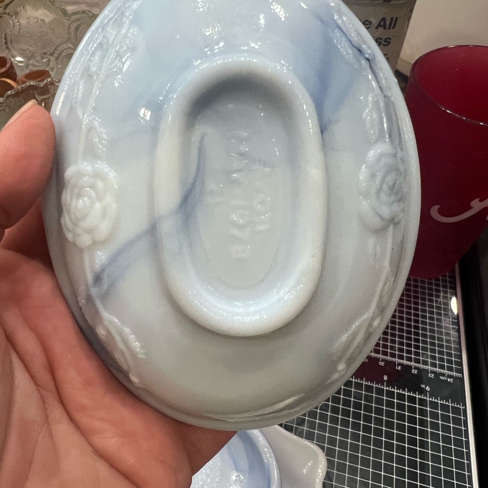Avon Victorian-style slag glass soap dish 1978